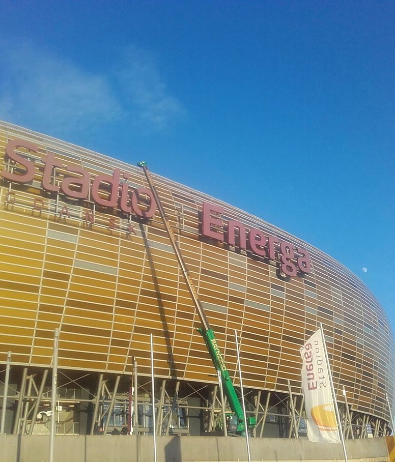 Dźwig AKRAN podczas prac montażowych przy Stadionie Energa w Gdańsku